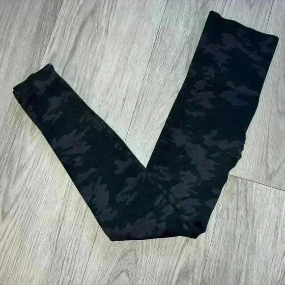 SPANX Look at Me Now Seamless Leggings size S in Black Camo - Picture 3 of 6